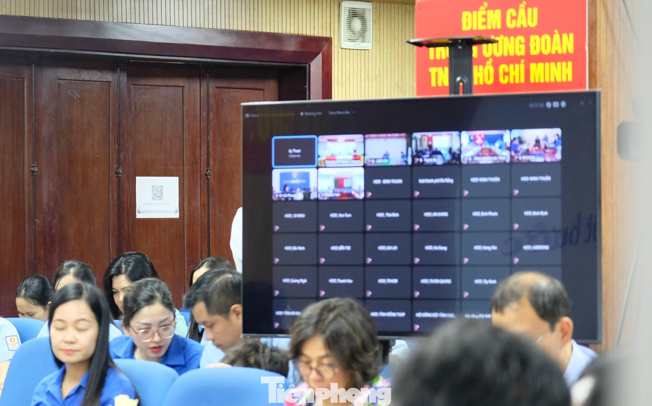 Các đại biểu tham dự trực tuyến và trực tiếp tại hội nghị. Ảnh: Châu Linh