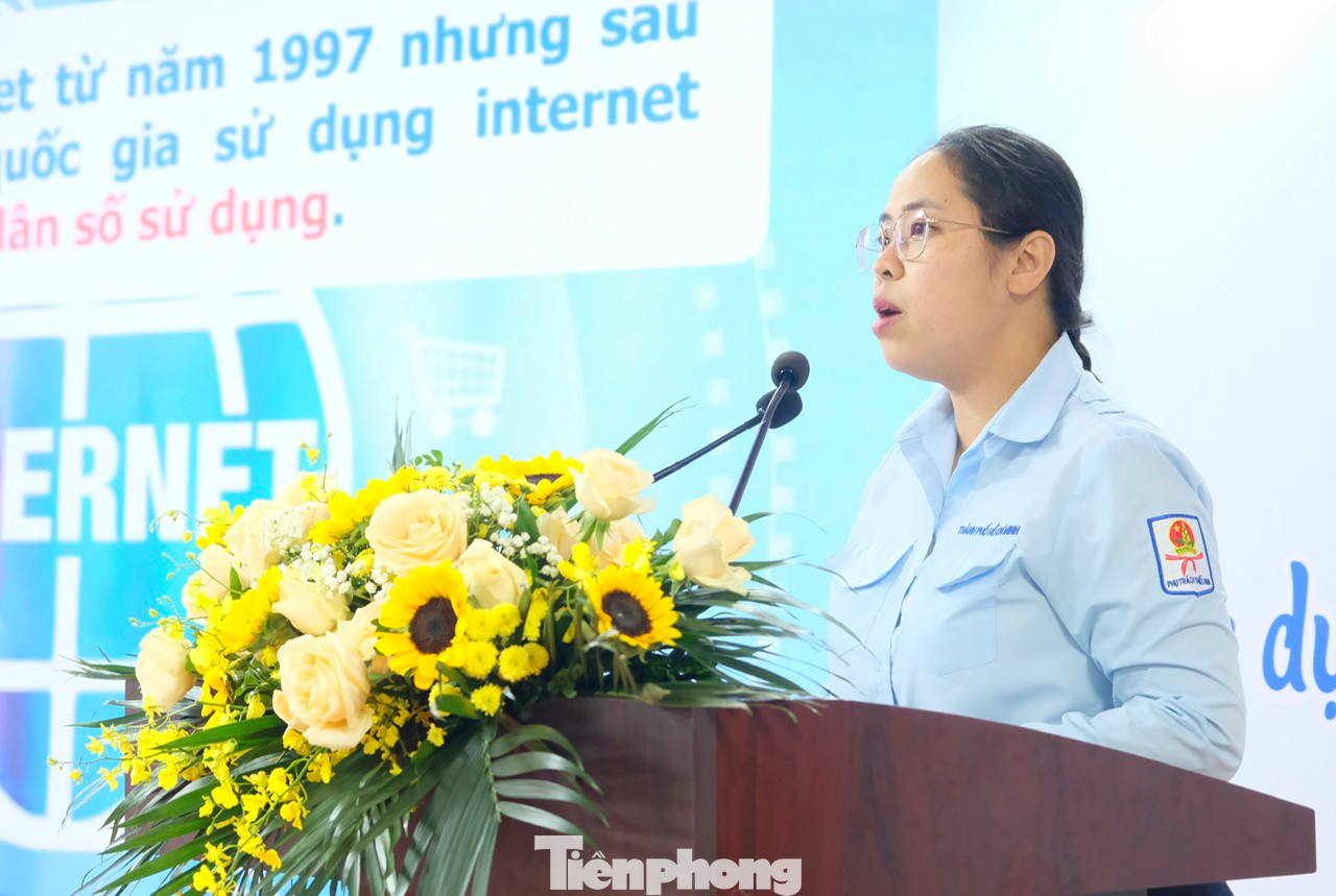 Anh Đào Đức Việt, Chủ tịch Hội đồng Đội TP. Hà Nội (bên trái ảnh) và chị Trịnh Thị Hiền Trân, Chủ tịch Hội đồng Đội TP. Hồ Chí Minh trình bày tham luận tại hội nghị. Ảnh: Châu Linh