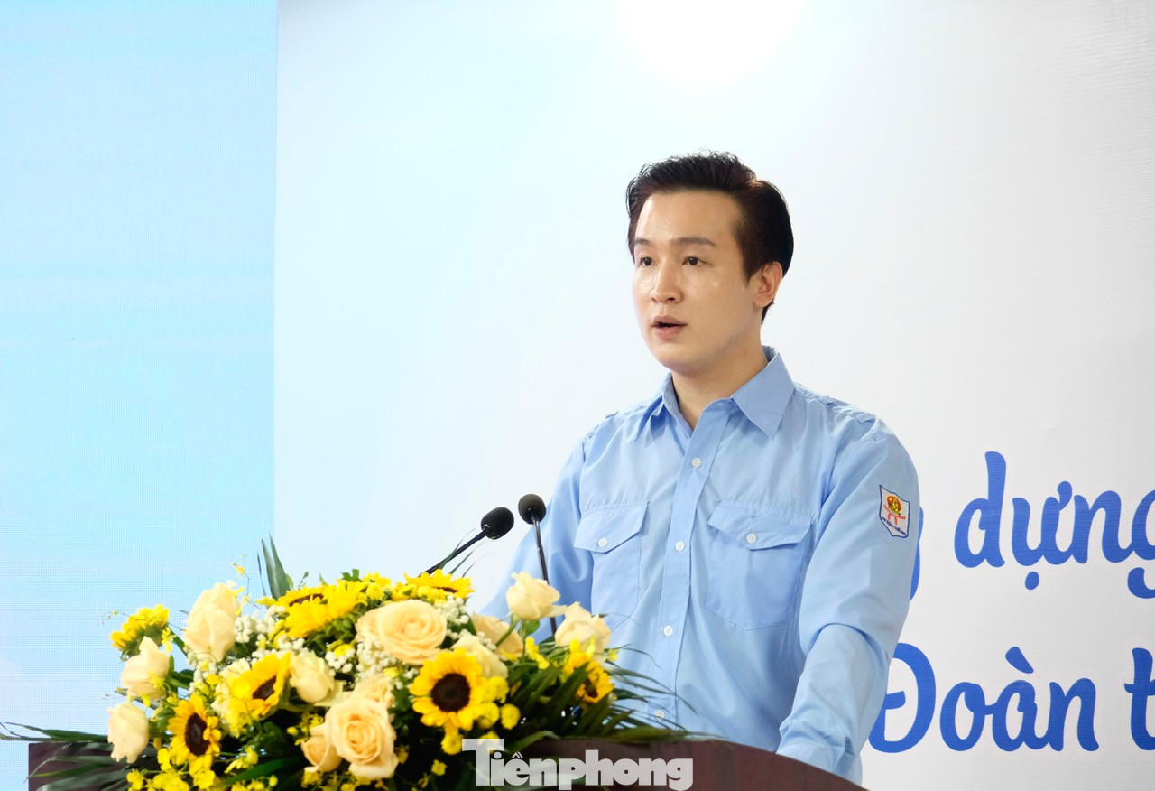 Anh Đào Đức Việt, Chủ tịch Hội đồng Đội TP. Hà Nội (bên trái ảnh) và chị Trịnh Thị Hiền Trân, Chủ tịch Hội đồng Đội TP. Hồ Chí Minh trình bày tham luận tại hội nghị. Ảnh: Châu Linh