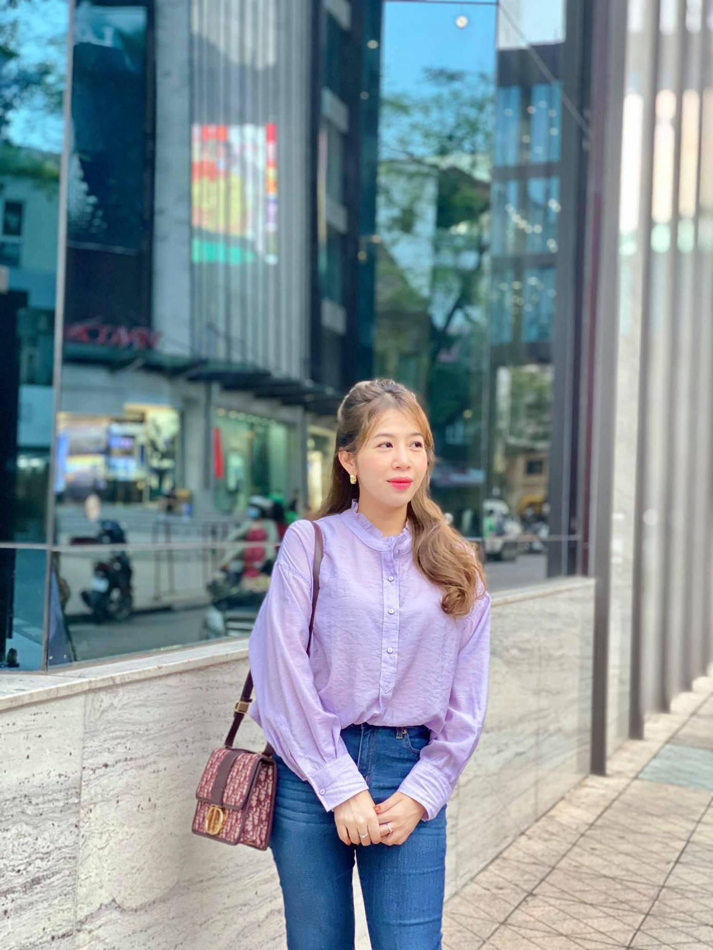 Ngoài trang phục duyên dáng, trẻ trung trên sóng truyền hình, phong cách của MC Diệp Chi ngoài đời cũng rất năng động, cá tính. Ngoài trang phục duyên dáng, trẻ trung trên sóng truyền hình, phong cách của MC Diệp Chi ngoài đời cũng rất năng động, cá tính.