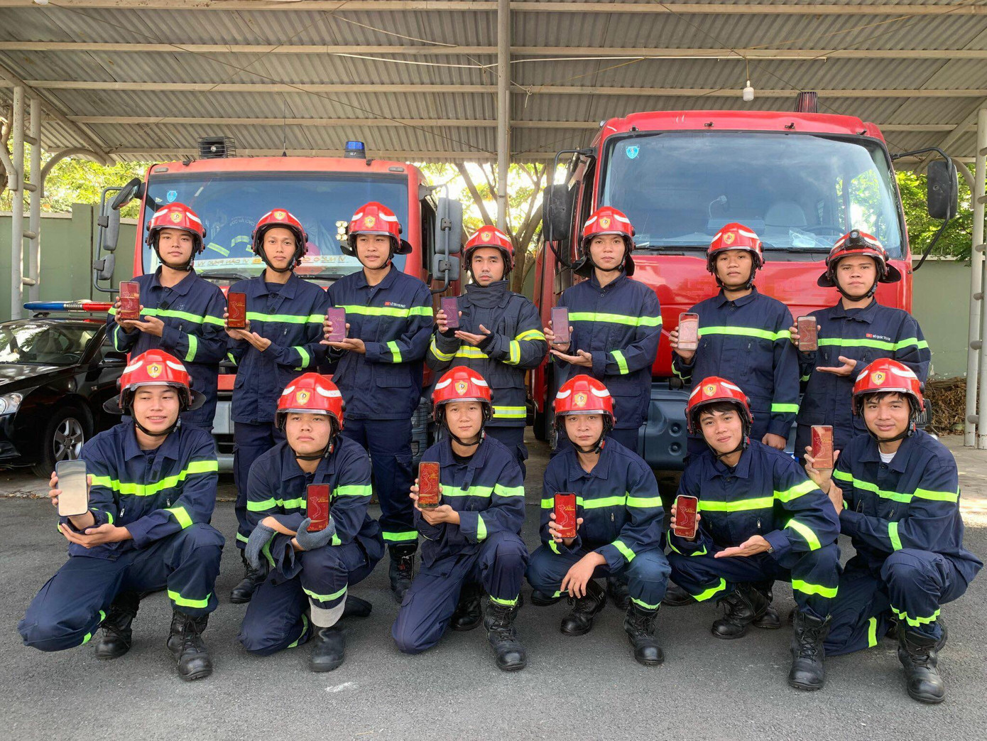 Tuổi trẻ Phòng Cảnh sát PCCC&amp;CNCH - Công an TP Hồ Chí Minh (PC07) đã tích cực hưởng ứng Cuộc vận động “Tự hào một dải non sông”. Theo đó, ngoài việc treo bản đồ Việt Nam tại phòng làm việc và trụ sở đơn vị, cán bộ chiến sĩ, đoàn viên thanh niên phòng PC07 còn tích cực thay màn hình nền điện thoại, máy tính để bàn và laptop bằng hình ảnh bản đồ Việt Nam. Ảnh: Đoàn Thanh niên CATP.HCM