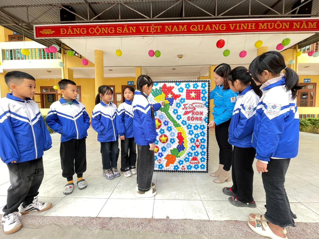 Các em học sinh tích cực hưởng ứng cuộc vận động bằng nhiều hình thức mới. Các em học sinh tích cực hưởng ứng cuộc vận động bằng nhiều hình thức mới.