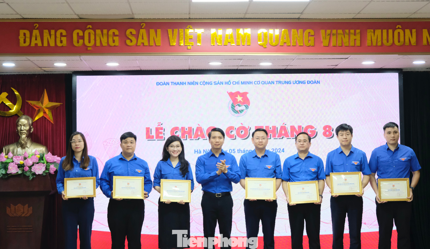 Ban Bí thư T.Ư Đoàn trao tặng giấy chứng nhận hoàn thành xuất sắc nhiệm vụ cho các tập thể, cá nhân cơ quan T.Ư Đoàn. Ảnh: Châu Linh Ban Bí thư T.Ư Đoàn trao tặng giấy chứng nhận hoàn thành xuất sắc nhiệm vụ cho các tập thể, cá nhân cơ quan T.Ư Đoàn. Ảnh: Châu Linh