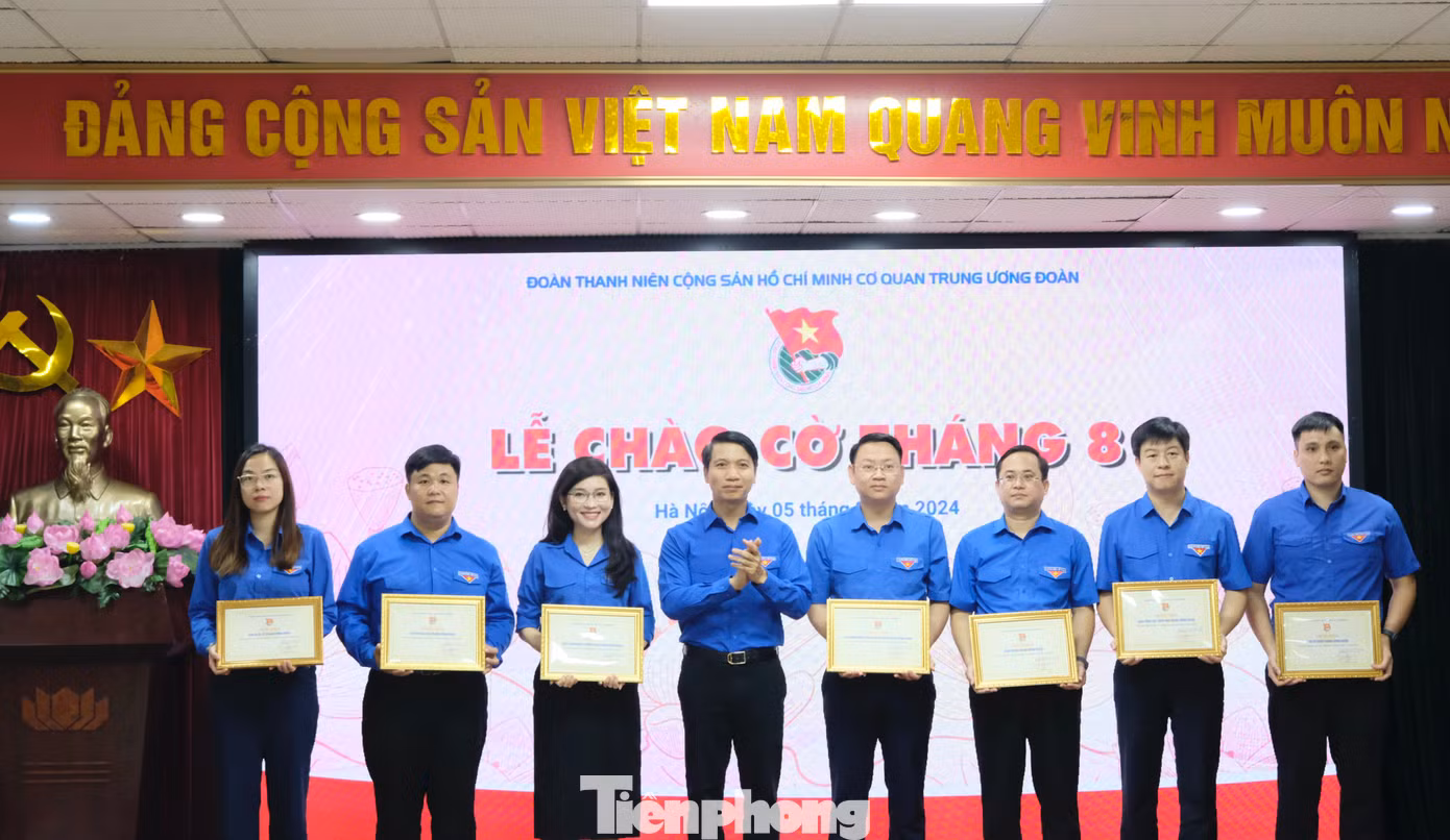 Ban Bí thư T.Ư Đoàn trao tặng giấy chứng nhận hoàn thành xuất sắc nhiệm vụ cho các tập thể, cá nhân cơ quan T.Ư Đoàn. Ảnh: Châu Linh