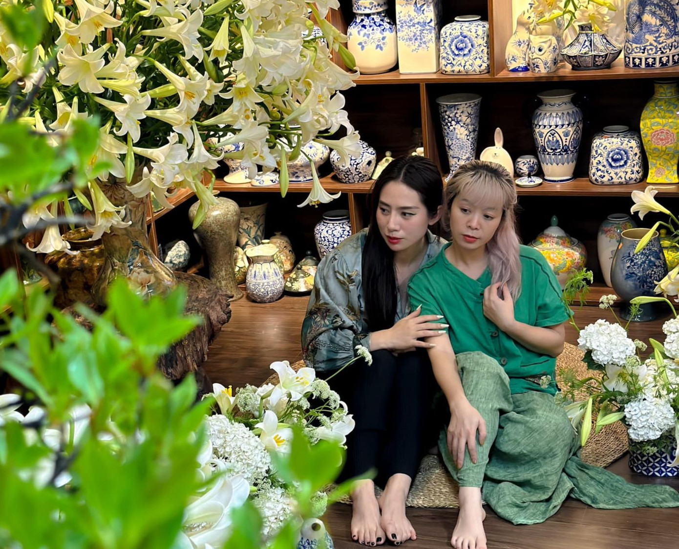 Nhóm bạn của chị Trang hứng thú check-in bên thành quả sáng tạo nghệ thuật.