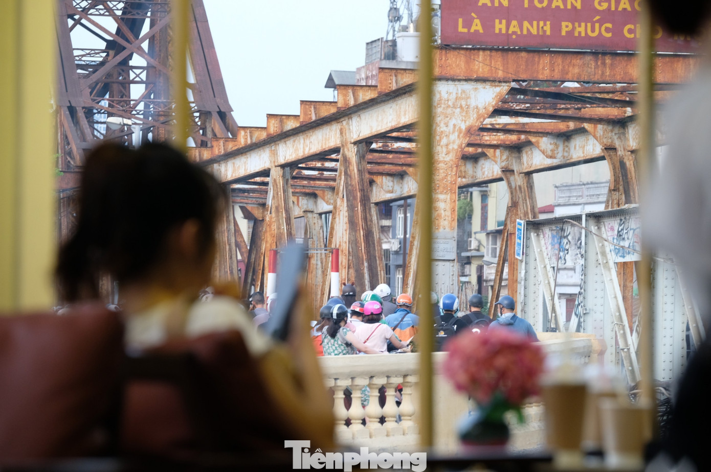 Bạn trẻ hứng thú săn khoảnh khắc đẹp của cầu Long Biên.