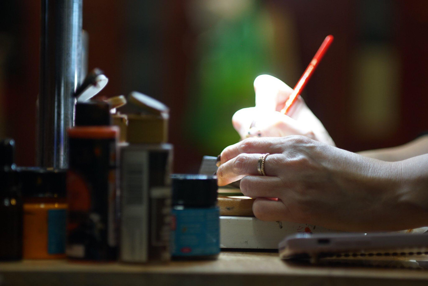 Theo chị Dương, vẽ tiểu họa trên mặt đồng hồ qua kính hiển vi là một bộ môn hoàn toàn mới mẻ nên có rất nhiều khó khăn khi chinh phục nó. &quot;Mình bắt đầu học vẽ tiểu họa qua kính hiển vi từ năm 2021 - trong giai đoạn giãn cách xã hội. May mắn được thừa hưởng năng khiếu vẽ từ bố nên mình cũng có chút hoa tay, dần tập luyện thì thấy hứng thú và ham muốn theo đuổi lâu dài. Nghĩ là làm, mình đã quyết định xin nghỉ công việc ổn định để theo đuổi sở thích vẽ tiểu họa trên mặt đồng hồ qua kính hiển vi&quot;.