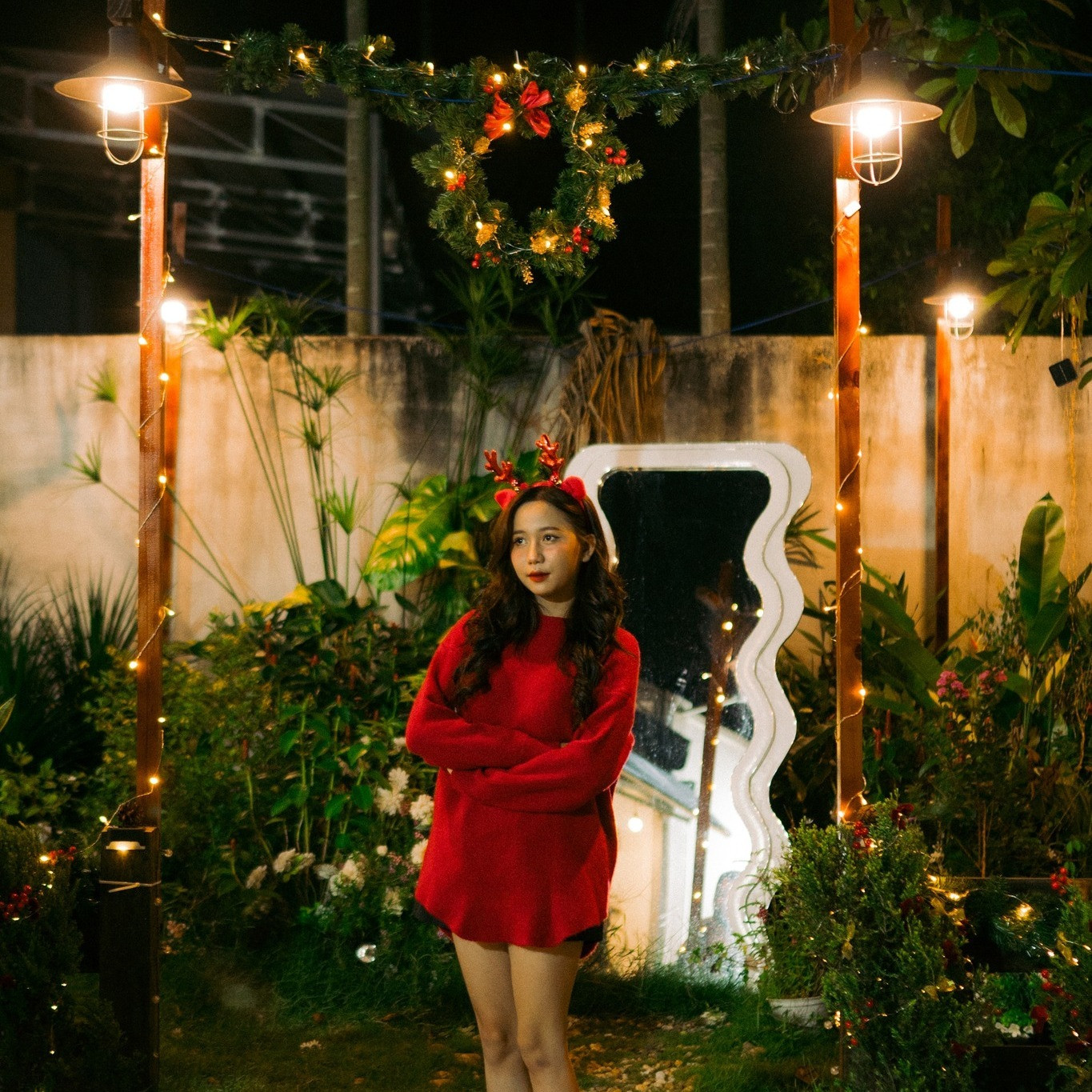 Mùa Giáng sinh năm nay có đa dạng xu hướng trang trí. Nhiều quán cà phê vẫn chọn xu hướng trang trí cổ điển để tạo sự thân thuộc, gần gũi, ấm cúng. Mùa Giáng sinh năm nay có đa dạng xu hướng trang trí. Nhiều quán cà phê vẫn chọn xu hướng trang trí cổ điển để tạo sự thân thuộc, gần gũi, ấm cúng.