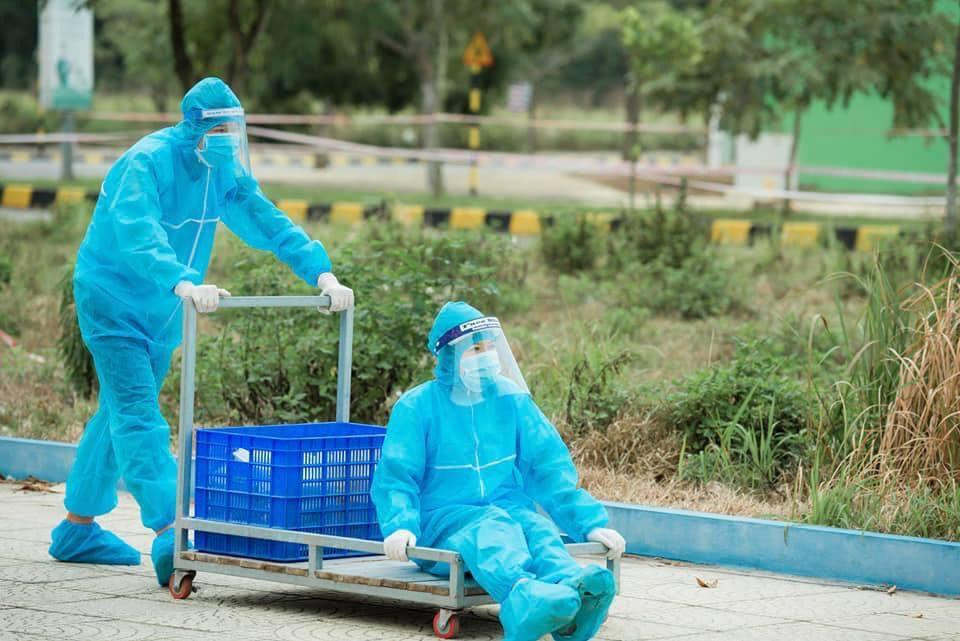 Thảo tự nhận, bản thân có "máu" tình nguyện cũng là do truyền thống gia đình. Bố em cũng từng tham gia sôi nổi các hoạt động, phong trào Đoàn địa phương nên rất ủng hộ con tham gia công tác hỗ trợ hậu cần cho mọi người trong khu cách ly. Thảo tự nhận, bản thân có "máu" tình nguyện cũng là do truyền thống gia đình. Bố em cũng từng tham gia sôi nổi các hoạt động, phong trào Đoàn địa phương nên rất ủng hộ con tham gia công tác hỗ trợ hậu cần cho mọi người trong khu cách ly.