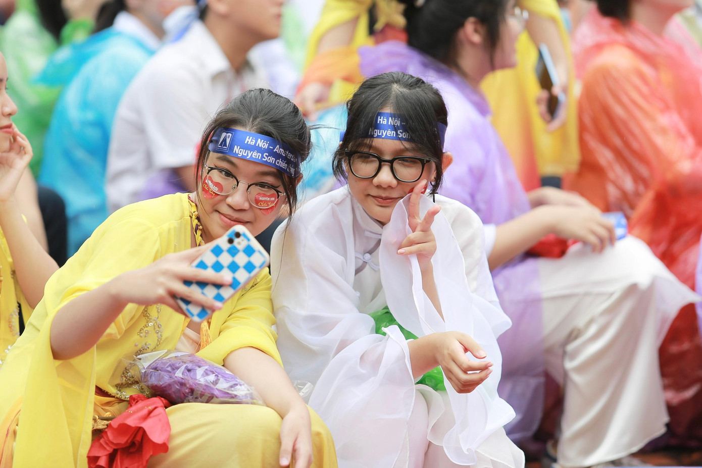 Hai bạn học sinh tranh thủ lưu lại khoảnh khắc đáng nhớ.