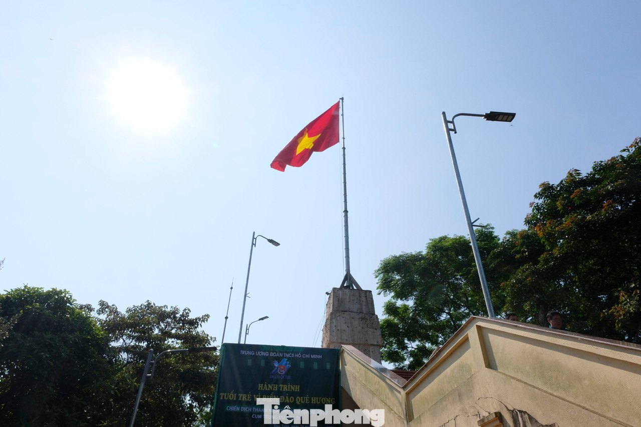 Cột cờ Tổ quốc trên Đảo Trần là công trình của tuổi trẻ khẳng định chủ quyền biển đảo Việt Nam.