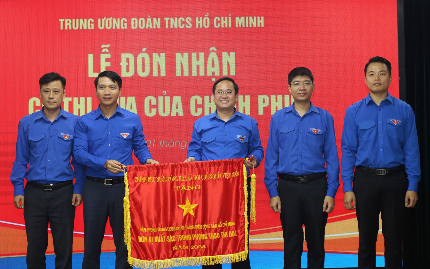 Tại chương trình, Văn phòng T.Ư Đoàn cũng vinh dự nhận cờ Thi đua của Chính phủ. Tại chương trình, Văn phòng T.Ư Đoàn cũng vinh dự nhận cờ Thi đua của Chính phủ.