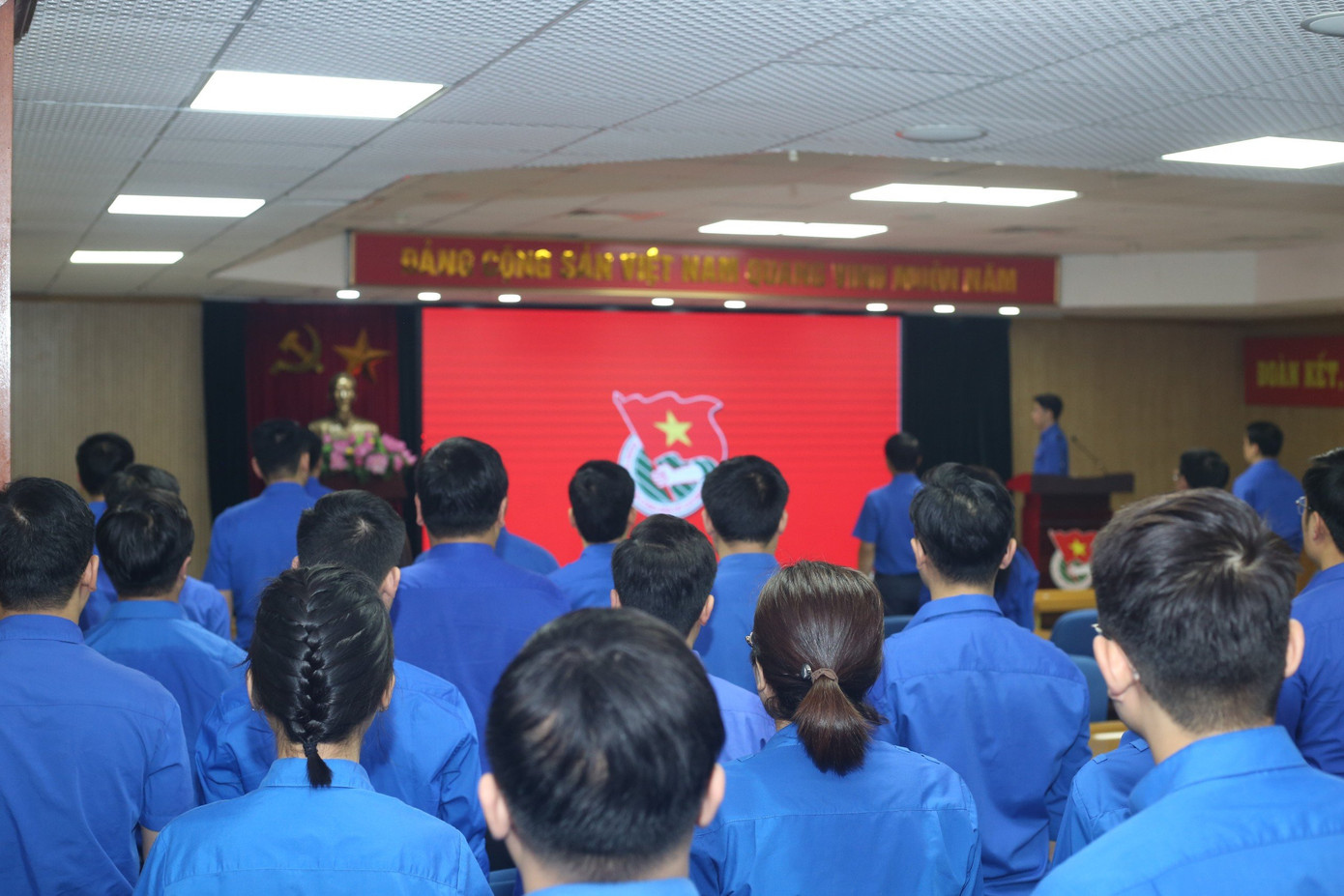 Cán bộ, ĐVTN cơ quan T.Ư Đoàn thực hiện nghi lễ chào cờ. Cán bộ, ĐVTN cơ quan T.Ư Đoàn thực hiện nghi lễ chào cờ.