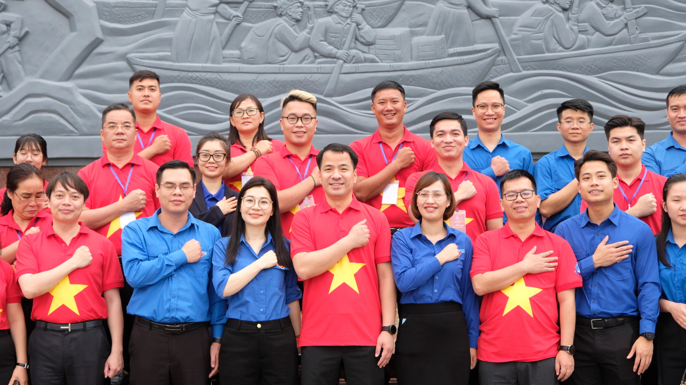 Đoàn đại biểu tham quan di tích lịch sử cấp quốc gia Bến Âu Lâu. Ảnh: Châu Linh Đoàn đại biểu tham quan di tích lịch sử cấp quốc gia Bến Âu Lâu. Ảnh: Châu Linh