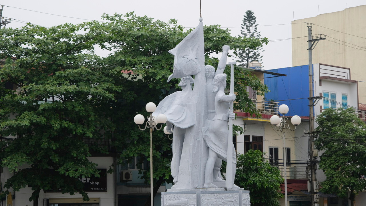 Bến Âu Lâu là cửa ngõ đi vào Tây Bắc, có vị trí rất quan trọng, nối liền hệ thống giao thông Việt Bắc với Tây Bắc. Ảnh: Châu Linh Bến Âu Lâu là cửa ngõ đi vào Tây Bắc, có vị trí rất quan trọng, nối liền hệ thống giao thông Việt Bắc với Tây Bắc. Ảnh: Châu Linh