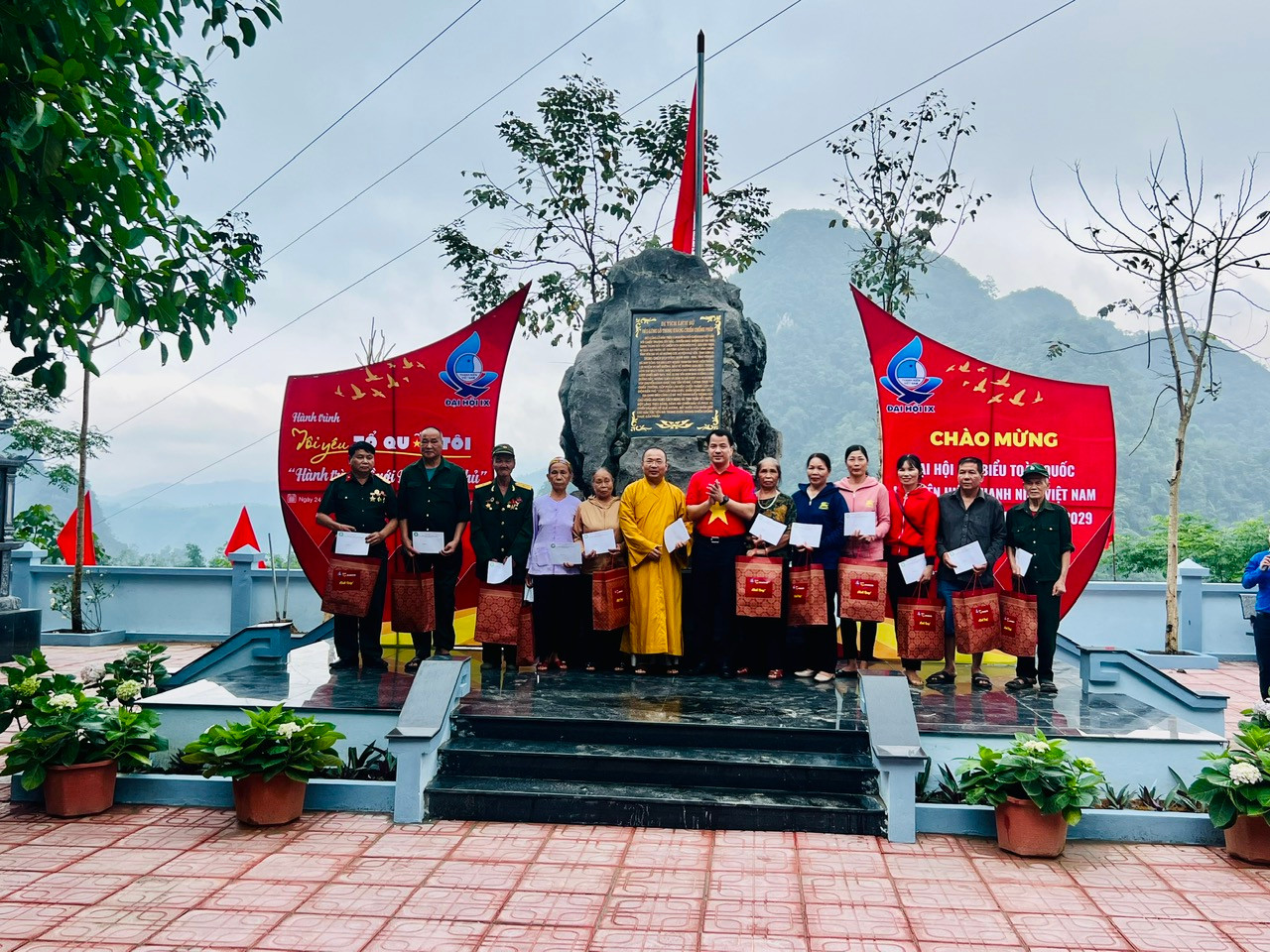 Anh Ngô Văn Cương - Bí thư T.Ư Đoàn trao tặng quà cho các gia đình chính sách và tặng bản đồ cho tuổi trẻ huyện Văn Chấn. Anh Ngô Văn Cương - Bí thư T.Ư Đoàn trao tặng quà cho các gia đình chính sách và tặng bản đồ cho tuổi trẻ huyện Văn Chấn.