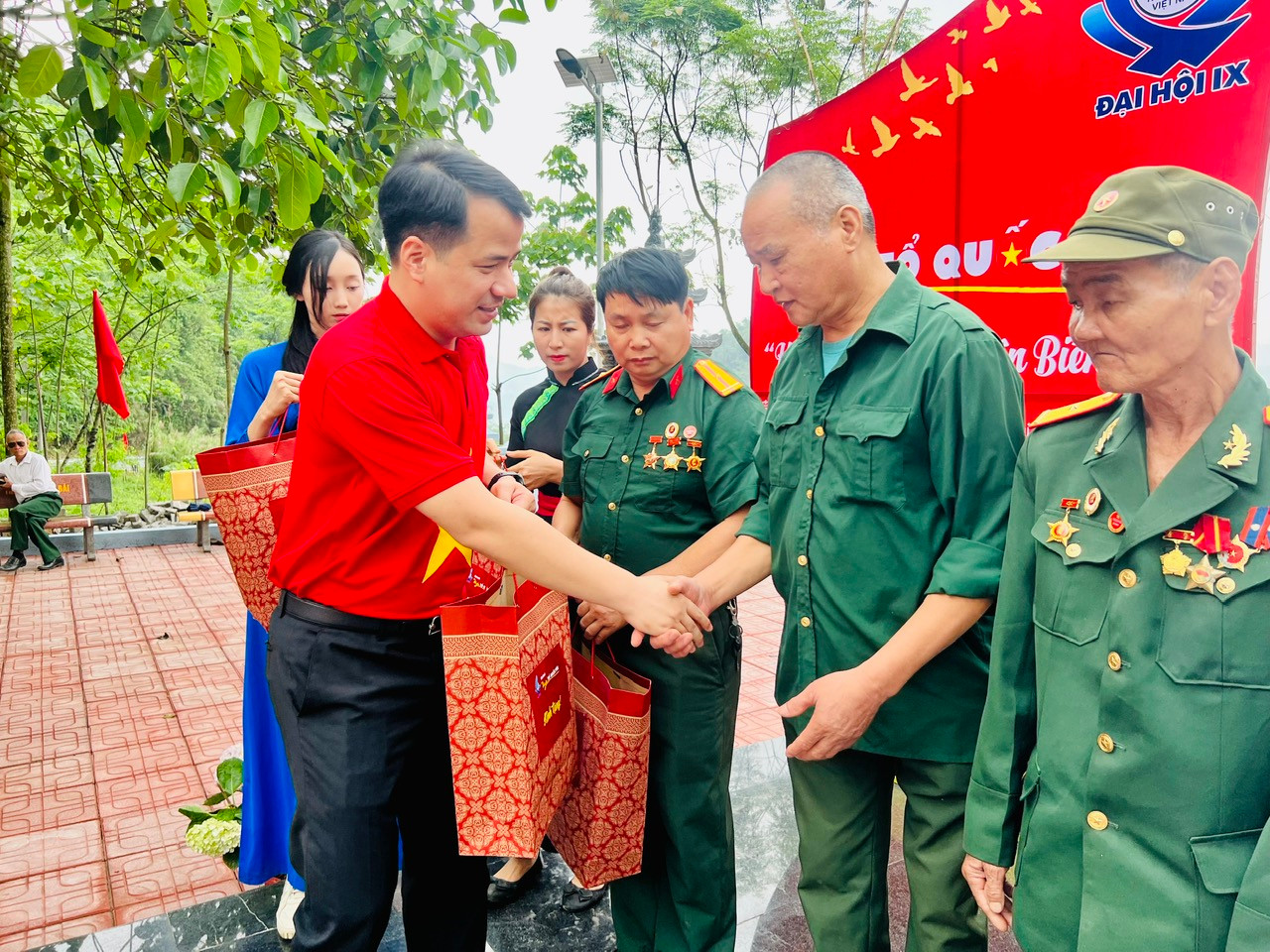 Anh Ngô Văn Cương - Bí thư T.Ư Đoàn trao tặng quà cho các gia đình chính sách và tặng bản đồ cho tuổi trẻ huyện Văn Chấn. Anh Ngô Văn Cương - Bí thư T.Ư Đoàn trao tặng quà cho các gia đình chính sách và tặng bản đồ cho tuổi trẻ huyện Văn Chấn.