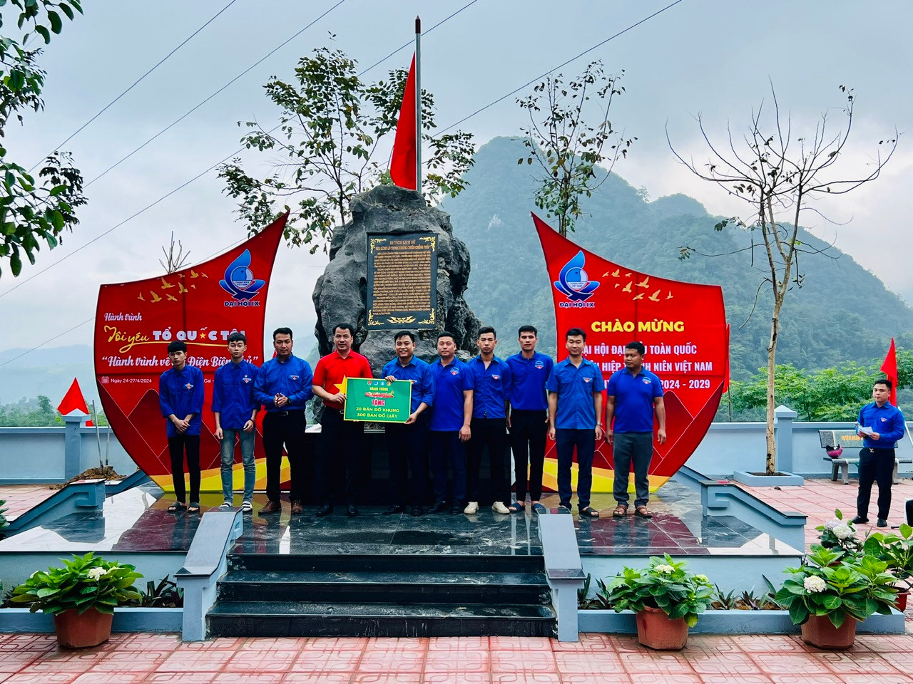 Anh Ngô Văn Cương - Bí thư T.Ư Đoàn trao tặng quà cho các gia đình chính sách và tặng bản đồ cho tuổi trẻ huyện Văn Chấn. Anh Ngô Văn Cương - Bí thư T.Ư Đoàn trao tặng quà cho các gia đình chính sách và tặng bản đồ cho tuổi trẻ huyện Văn Chấn.