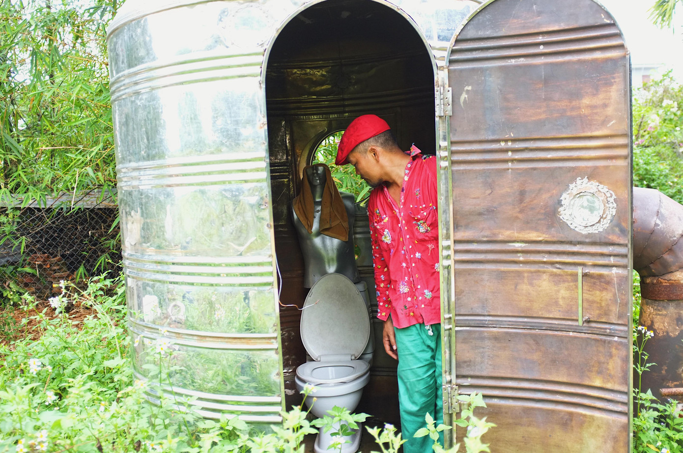 Nhà vệ sinh ngoài trời của khu 'xưởng tái sinh' cũng từ những đồ đã qua sử dụng.