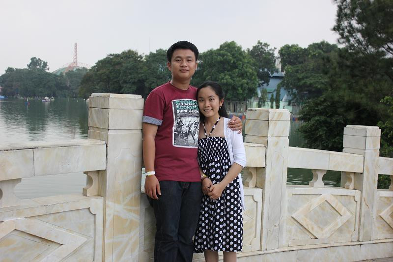 Khung trời mới đến với hai đứa vào năm 2012 khi "khăn gói" lên Sài Gòn học Đại học. Những cặp đôi cùng thời rục rịch chia tay. Có rất nhiều điều mới mẻ thu hút, thậm chí cả cám dỗ, nhưng may mắn, chúng mình vẫn giữ được sự kết nối.