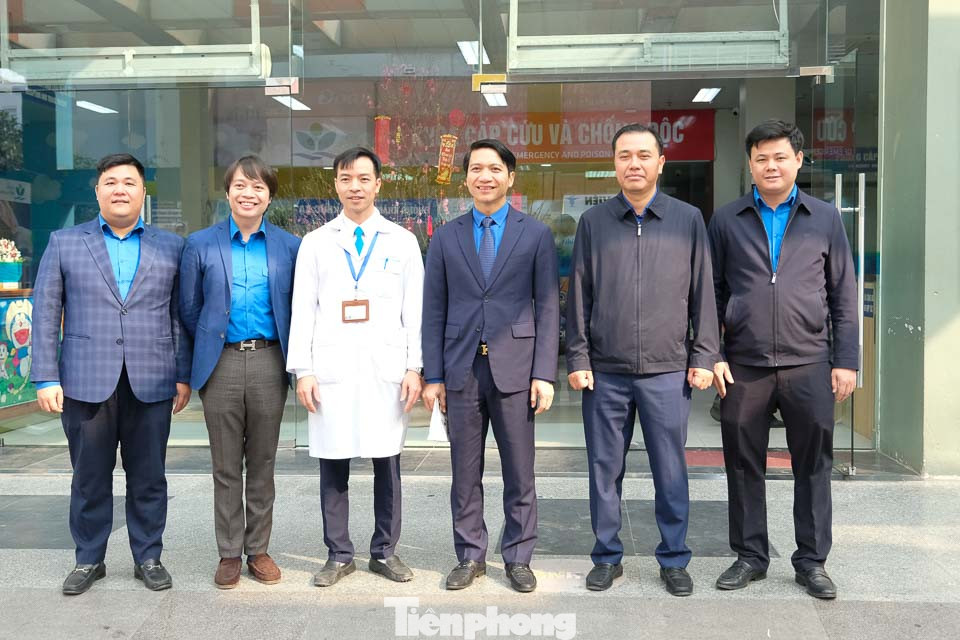 Anh Nguyễn Ngọc Lương - Bí thư thường trực T.Ư Đoàn cùng đoàn công tác cơ quan T.Ư Đoàn tại Bệnh viện Nhi Trung ương. Ảnh: Châu Linh