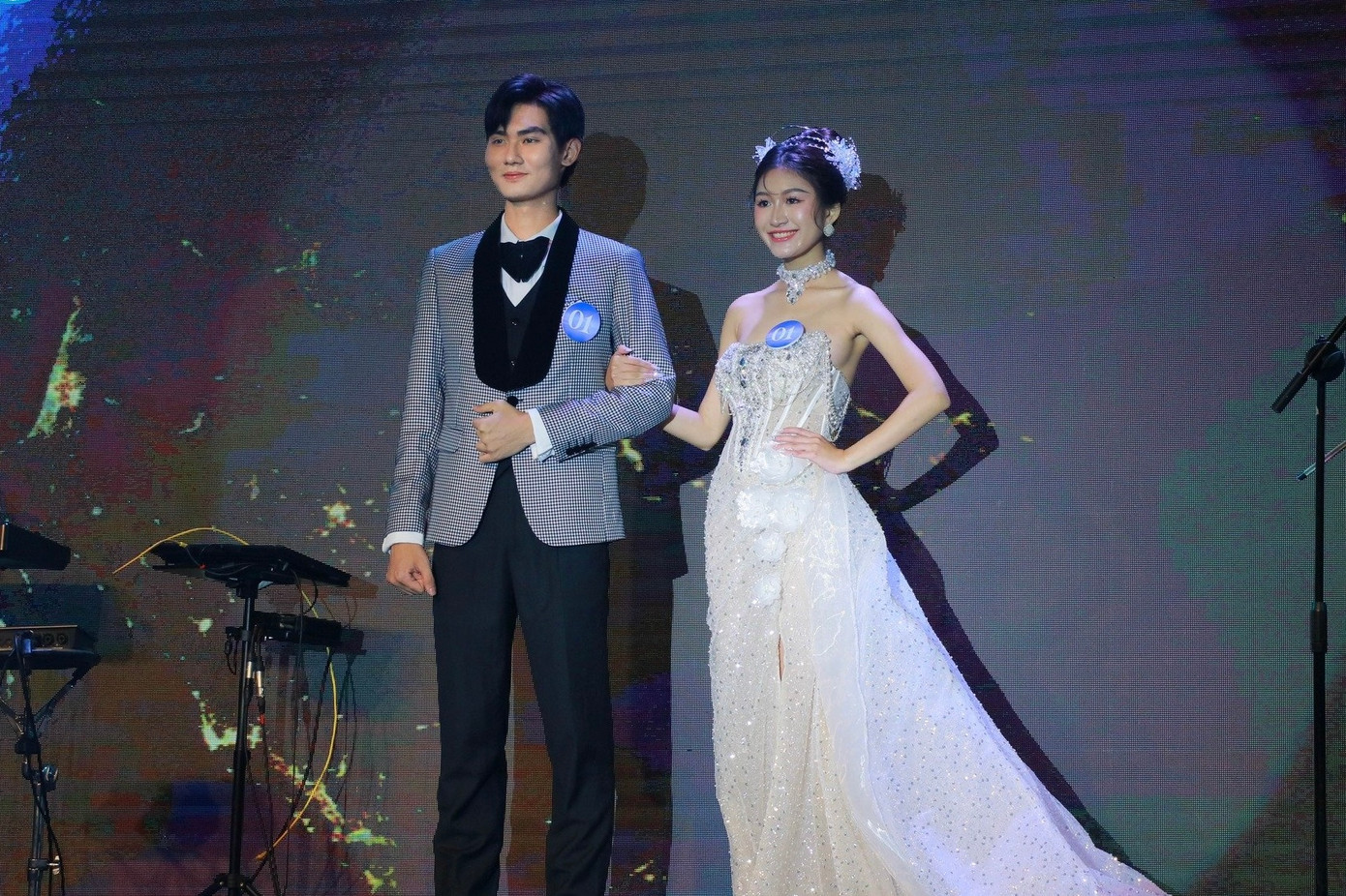 Thí sinh tham gia phần thi trình diễn trang phục dạ hội.