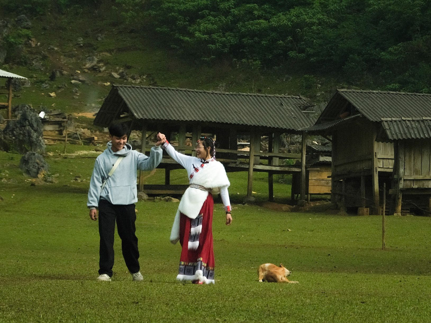 Đỗ Tú (hiện đang làm quản lý một quán cà phê ở Hà Nội) và bạn gái Phùng Hiền (sinh viên năm 3 ngành Ngoại ngữ của Đại học Thương Mại) cùng yêu thích du lịch, chụp ảnh. Cả hai đều đã đến Mộc Châu nhiều lần nhưng đây là lần đầu tiên ghé thăm Hang Táu. "Khi đến, mình và bạn gái cũng không có ý tưởng gì cả. Chỉ muốn đến tham quan, trải nghiệm thôi. Nhưng thực sự Hang Táu đẹp quá, đẹp một cách đơn lạ, vừa đơn giản mà lại rất lạ, rất riêng. Sau khi ngắm nghía, thăm thú một hồi lâu mình quyết định chụp lưu lại những bức ảnh làm kỷ niệm", Tú nói. Ảnh: Đỗ Tú