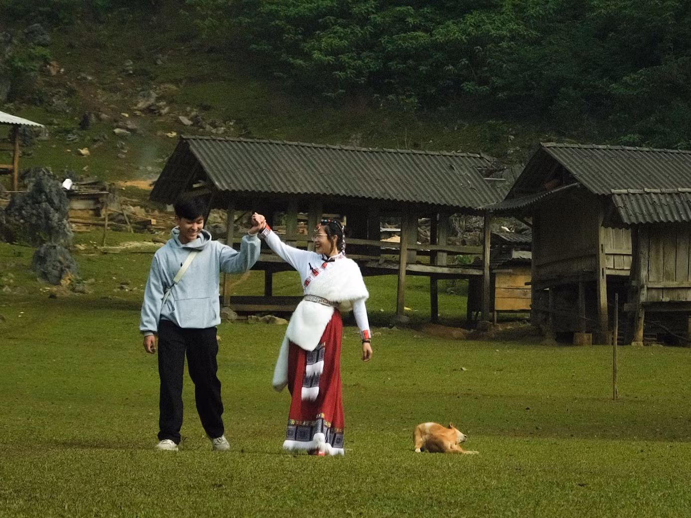 Đỗ Tú (hiện đang làm quản lý một quán cà phê ở Hà Nội) và bạn gái Phùng Hiền (sinh viên năm 3 ngành Ngoại ngữ của Đại học Thương Mại) cùng yêu thích du lịch, chụp ảnh. Cả hai đều đã đến Mộc Châu nhiều lần nhưng đây là lần đầu tiên ghé thăm Hang Táu. "Khi đến, mình và bạn gái cũng không có ý tưởng gì cả. Chỉ muốn đến tham quan, trải nghiệm thôi. Nhưng thực sự Hang Táu đẹp quá, đẹp một cách đơn lạ, vừa đơn giản mà lại rất lạ, rất riêng. Sau khi ngắm nghía, thăm thú một hồi lâu mình quyết định chụp lưu lại những bức ảnh làm kỷ niệm", Tú nói. Ảnh: Đỗ Tú