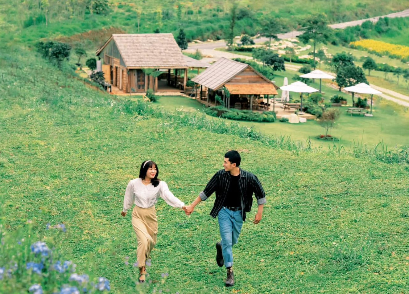 Khi gặp nhiều áp lực trong cuộc sống, cặp đôi trẻ Lan Anh (freelancer) và Minh Tuấn (làm du lịch tự do) đã tìm đến vườn hoa nằm trong thung lũng bao quanh bởi những cánh rừng và ngọn núi xanh biếc tại xã Tà Nung, thành phố Đà Lạt, tỉnh Lâm Đồng vốn được ví như "chân trời quên lãng" để cùng nhau sống chậm, kết nối với thiên nhiên.