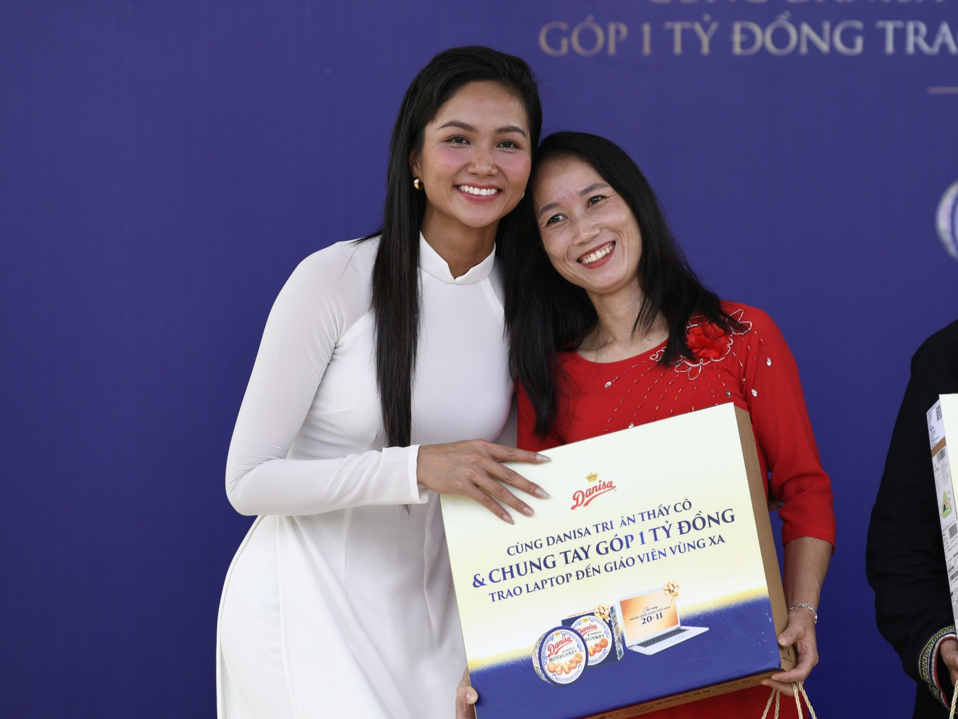 Các thầy cô giáo và các em học sinh nhận quà tại chương trình.