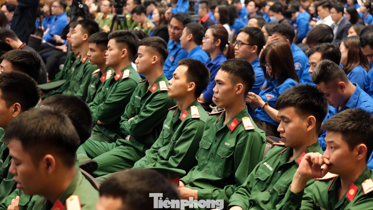 400 đại biểu thanh niên, đại diện cho hơn 23 triệu thanh niên cả nước tham dự trực tiếp cuộc đối thoại. 400 đại biểu thanh niên, đại diện cho hơn 23 triệu thanh niên cả nước tham dự trực tiếp cuộc đối thoại.