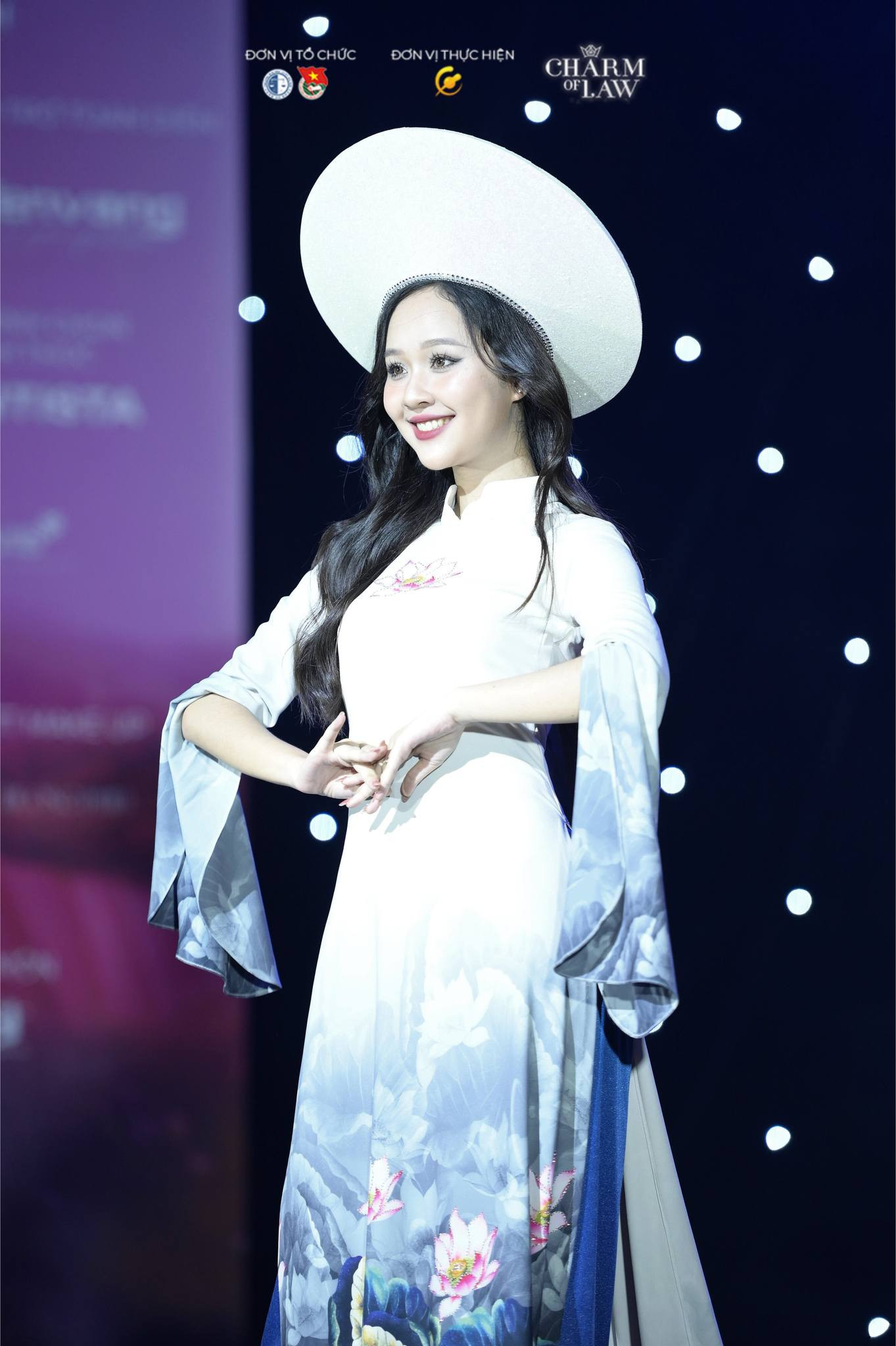 Các thí sinh trình diễn trang phục áo dài. Ảnh: HLU Các thí sinh trình diễn trang phục áo dài. Ảnh: HLU