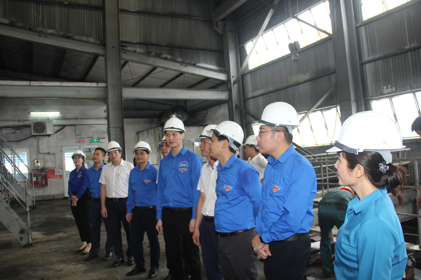 Các đại biểu tham quan mô hình thanh niên tham gia quản lý “Tổ vận hành nhà máy lọc ép than bùn”.