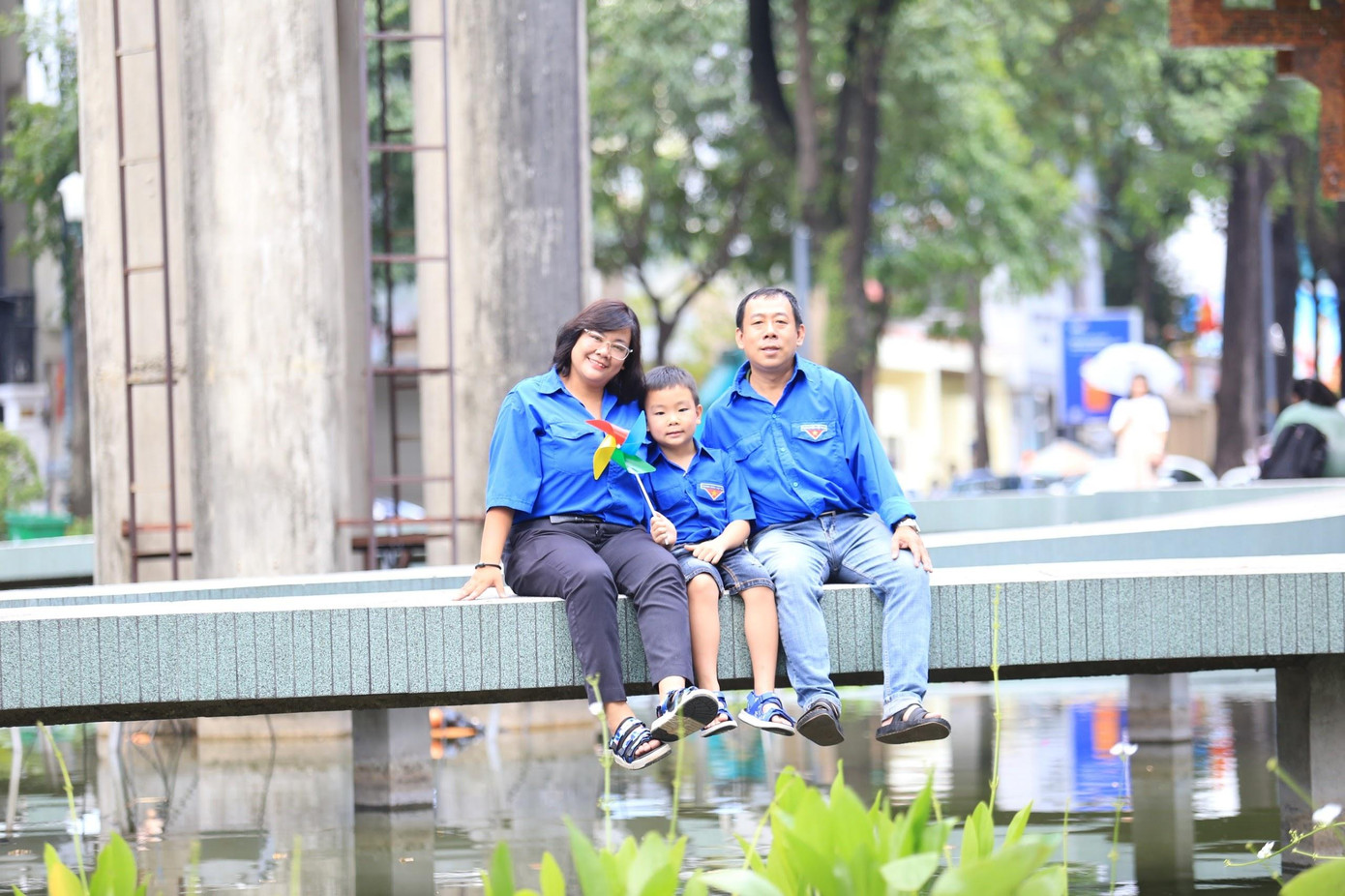 Gia đình trẻ cùng mặc áo Đoàn để thể hiện tình yêu và sự nhiệt huyết với các phong trào Đoàn. Ảnh: NVCC