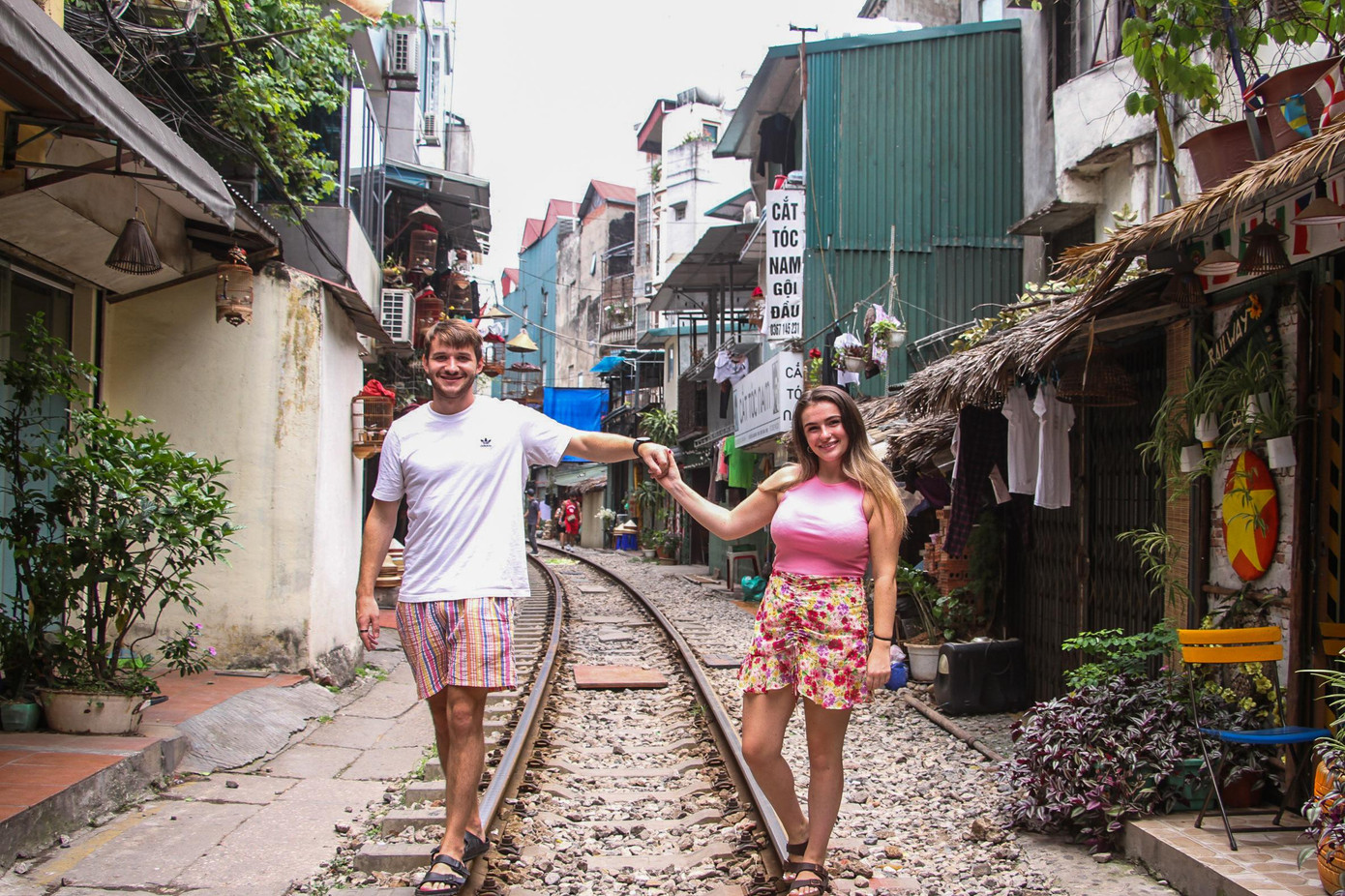 Chị Tara Ní Mhurchú (đến từ thành phố Cork, vùng tây nam Ireland) chia sẻ: "Mình cảm thấy có chút lạ lẫm khi được được ngồi uống cà phê và ngắm đoàn tàu chạy qua ở cự ly gần. Hy vọng, mình và bạn trai sẽ có dịp ghé thăm nhiều địa điểm thú vị hơn tại Việt Nam trong thời gian tới". Chị Tara Ní Mhurchú (đến từ thành phố Cork, vùng tây nam Ireland) chia sẻ: "Mình cảm thấy có chút lạ lẫm khi được được ngồi uống cà phê và ngắm đoàn tàu chạy qua ở cự ly gần. Hy vọng, mình và bạn trai sẽ có dịp ghé thăm nhiều địa điểm thú vị hơn tại Việt Nam trong thời gian tới".