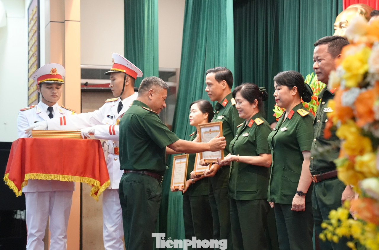 Trung tướng Lê Quang Minh - Phó Chủ nhiệm Tổng cục chính trị Quân đội nhân dân Việt Nam trao thưởng đối với tập thể, cá nhân có thành tích xuất sắc trong công tác tham mưu, phục vụ, tổ chức vận động sáng tác và triển lãm. Trung tướng Lê Quang Minh - Phó Chủ nhiệm Tổng cục chính trị Quân đội nhân dân Việt Nam trao thưởng đối với tập thể, cá nhân có thành tích xuất sắc trong công tác tham mưu, phục vụ, tổ chức vận động sáng tác và triển lãm.