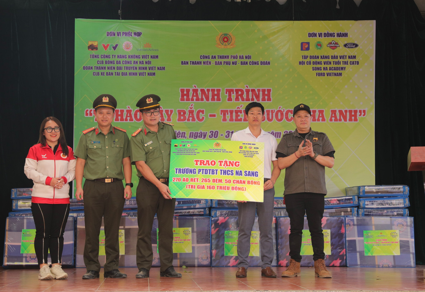 Đoàn công tác thăm, tặng quà các cá nhân, đơn vị tại tỉnh Điện Biên.