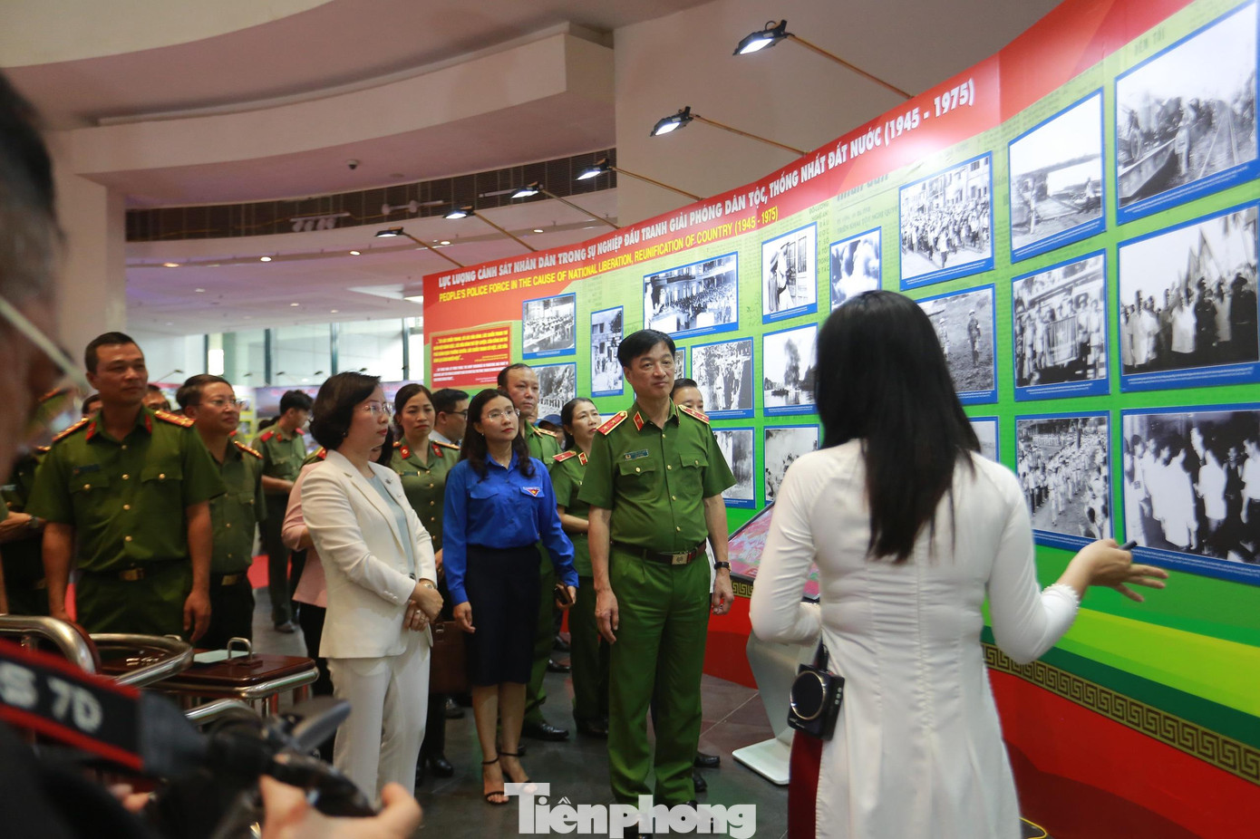Thứ trưởng Bộ Công an Nguyễn Duy Ngọc cùng nhiều đồng chí lãnh đạo tham quan, lắng nghe giới thiệu về hình ảnh, hiện vật tiêu biểu phản ánh mốc son lịch sử vẻ vang cùng những chiến công xuất sắc của lực lượng CAND. Thứ trưởng Bộ Công an Nguyễn Duy Ngọc cùng nhiều đồng chí lãnh đạo tham quan, lắng nghe giới thiệu về hình ảnh, hiện vật tiêu biểu phản ánh mốc son lịch sử vẻ vang cùng những chiến công xuất sắc của lực lượng CAND.