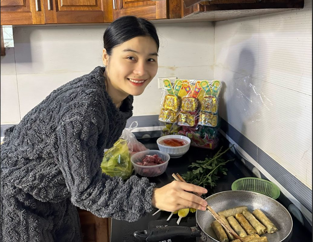 Bạn Nguyễn Thị Lan Anh (SN 2000, quê ở Nghệ An) tất bật chuẩn bị mâm cơm cúng ngày 23 tháng Chạp.