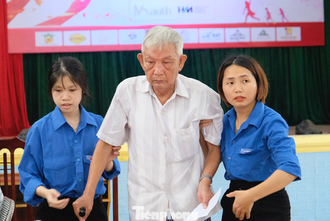 Hoạt động khám bệnh, tư vấn sức khỏe, cấp phát thuốc miễn phí cho 300 đối tượng chính sách của Đoàn Thanh niên Bệnh viện Bạch Mai và các cơ quan, đơn vị. Ảnh: C.Linh Hoạt động khám bệnh, tư vấn sức khỏe, cấp phát thuốc miễn phí cho 300 đối tượng chính sách của Đoàn Thanh niên Bệnh viện Bạch Mai và các cơ quan, đơn vị. Ảnh: C.Linh