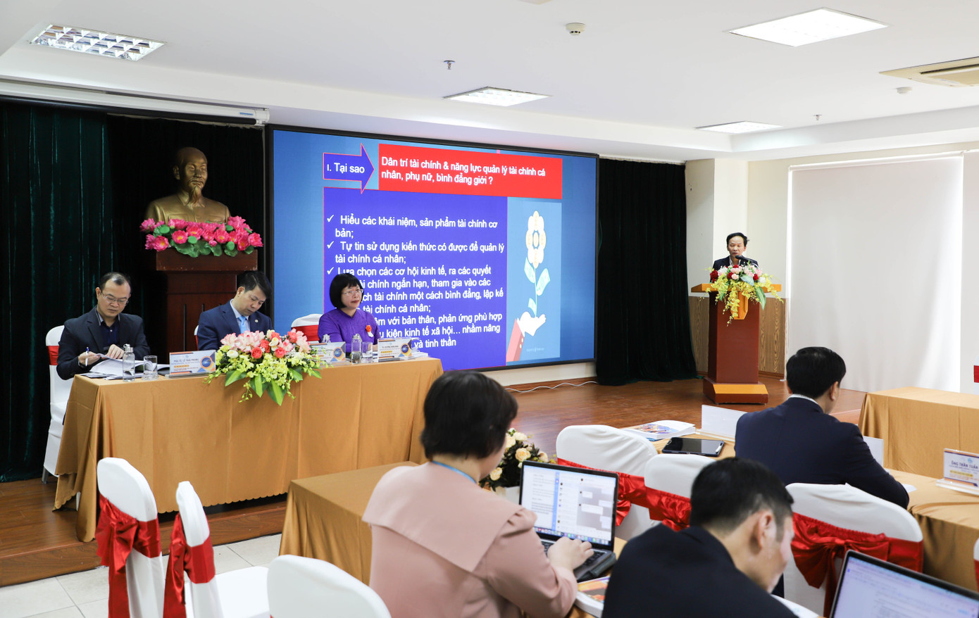 Th.S Lê Văn Hinh, Ngân hàng Nhà nước Việt Nam báo cáo đề tài “Trình độ dân trí tài chính của phụ nữ Việt Nam: Vai trò của các tác nhân xã hội hóa tài chính” tại hội thảo.