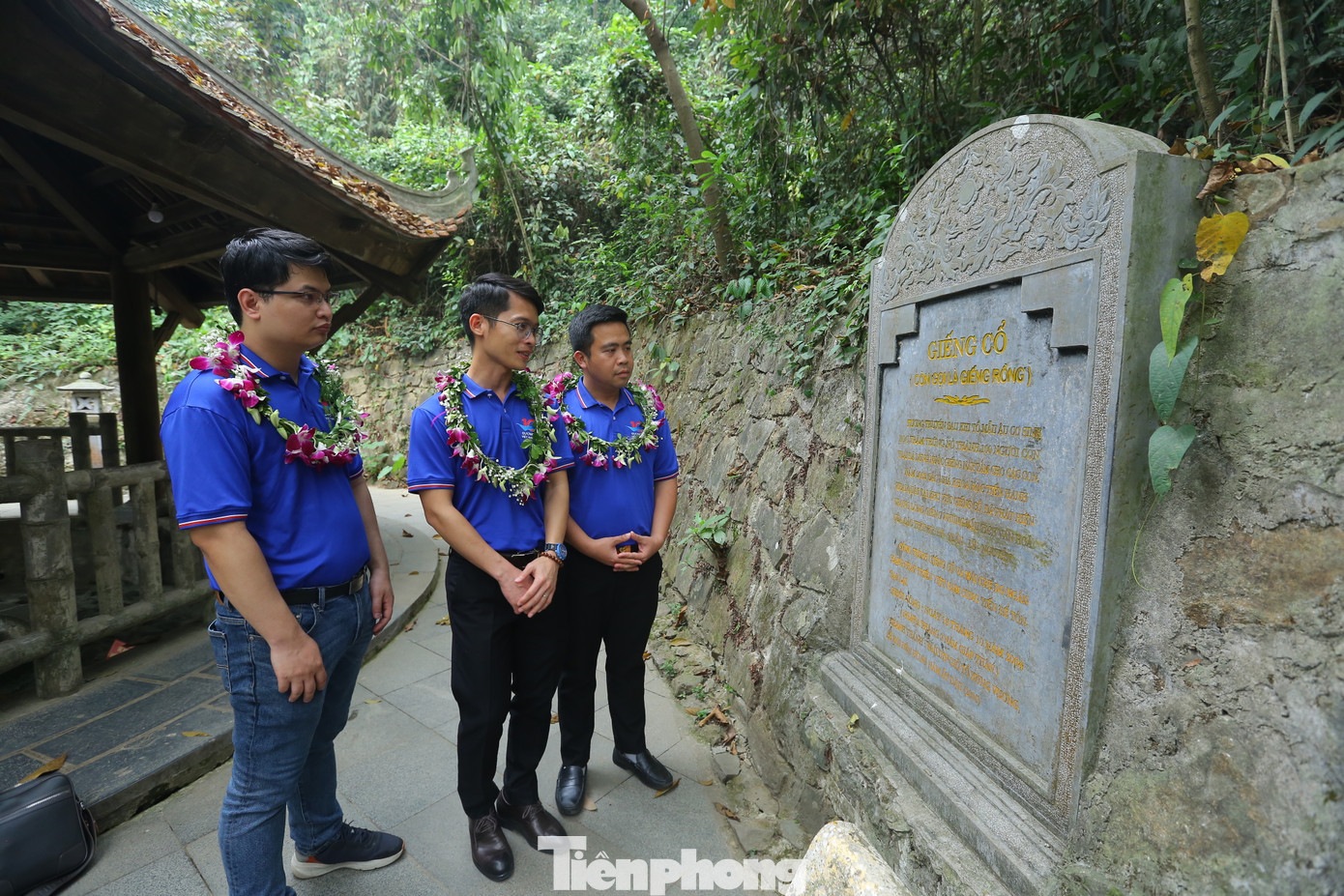 Các gương mặt trẻ tham quan giếng cổ (còn gọi là giếng rồng). Các gương mặt trẻ tham quan giếng cổ (còn gọi là giếng rồng).