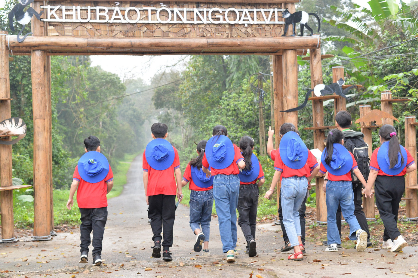 Các em thiếu được trải nghiệm và tham quan các khu bảo tồn bên trong VQG Cúc Phương. Ảnh: Châu Linh Các em thiếu được trải nghiệm và tham quan các khu bảo tồn bên trong VQG Cúc Phương. Ảnh: Châu Linh