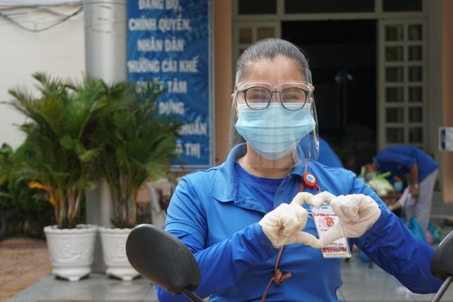 Chân dung cô giáo mầm non trực tiếp tham gia hỗ trợ người dân. Chân dung cô giáo mầm non trực tiếp tham gia hỗ trợ người dân.