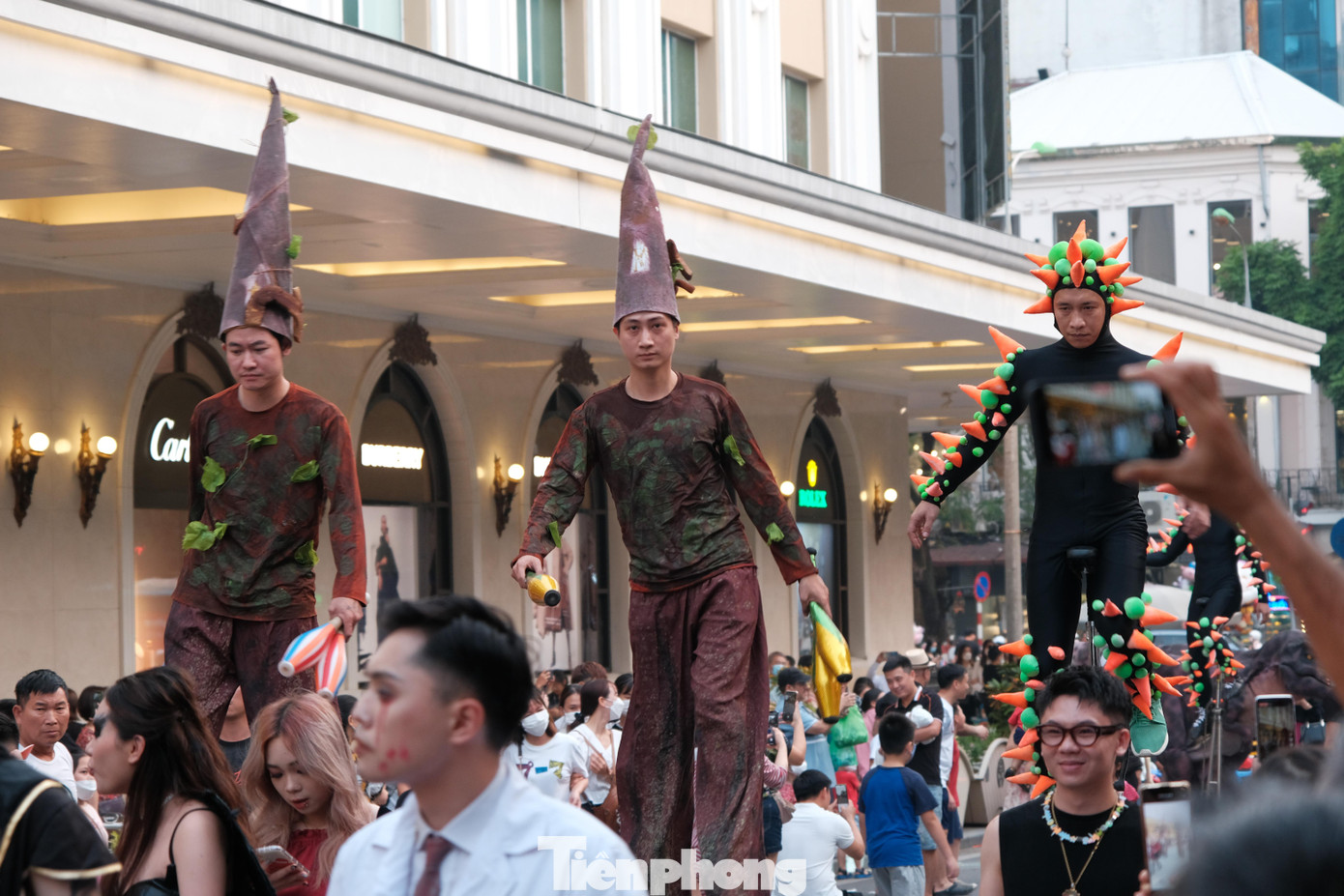Trang phục Halloween truyền thống dựa trên hình tượng của các nhân vật siêu nhiên như quái vật, ma quỷ, bộ xương, phù thủy... Còn những bạn trẻ "yếu tim" sẽ chọn các hình thức vui chơi dịp lễ Halloween khác như: đi cà phê, xem phim, vẽ bí ngô...