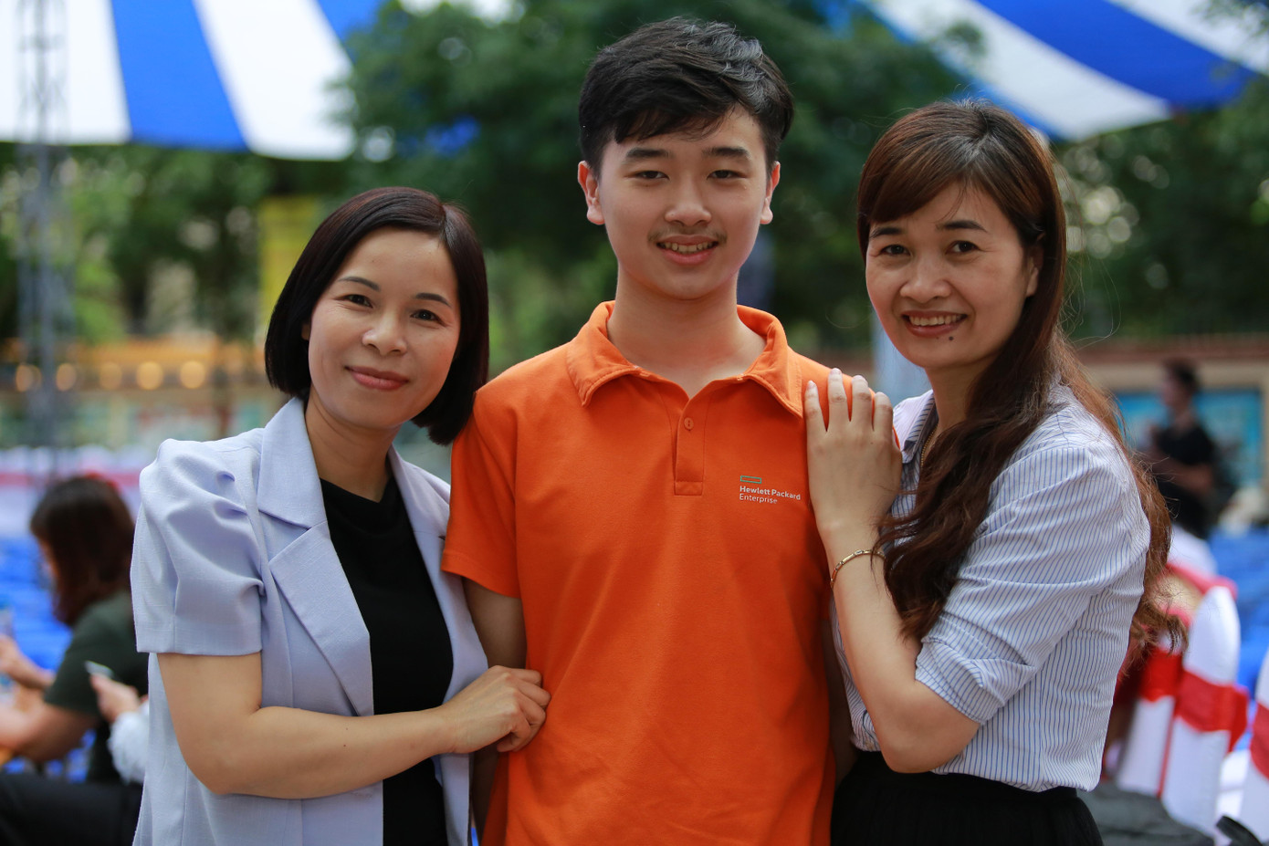 Cô Nguyễn Thiếu Ngân (phòng GD&DT quận Ba Đình) và em Võ Minh Quang (cậu bé vàng piano) cùng mẹ đã có mặt từ sớm để tham gia công tác tổng duyệt chương trình. Cô Nguyễn Thiếu Ngân (phòng GD&DT quận Ba Đình) và em Võ Minh Quang (cậu bé vàng piano) cùng mẹ đã có mặt từ sớm để tham gia công tác tổng duyệt chương trình.