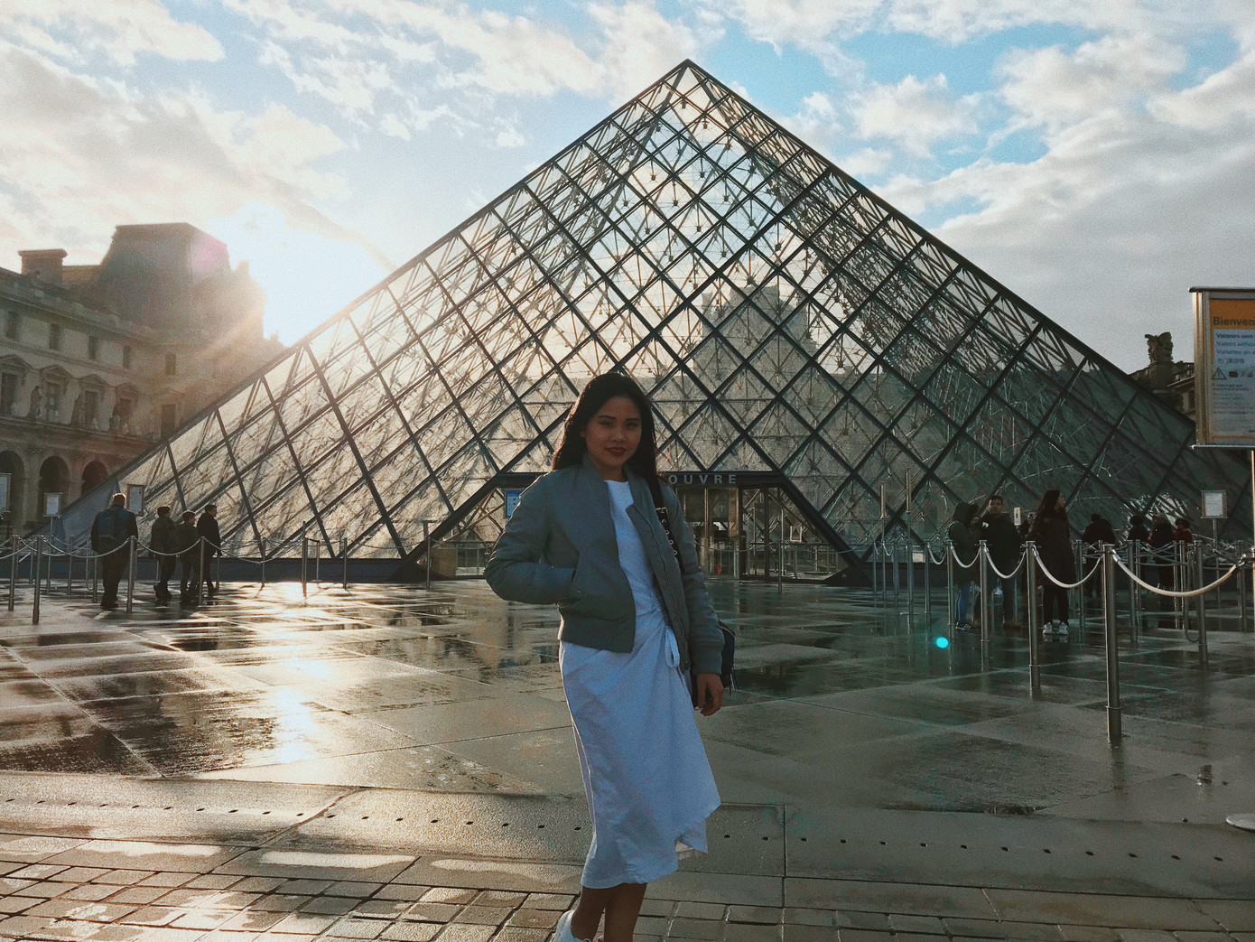 Làm công việc kinh doanh tự do với thời gian linh hoạt, Lan Chi đã dành thời gian rảnh để đi du lịch, trải nghiệm các quốc gia trên thế giới. Những chuyến du lịch của cô bạn được chắp cánh bởi trang sách bố đọc cho ngày nhỏ. Chi tâm niệm, đi du lịch để khám phá, trải nghiệm chứ không đơn thuần là hưởng thụ. Làm công việc kinh doanh tự do với thời gian linh hoạt, Lan Chi đã dành thời gian rảnh để đi du lịch, trải nghiệm các quốc gia trên thế giới. Những chuyến du lịch của cô bạn được chắp cánh bởi trang sách bố đọc cho ngày nhỏ. Chi tâm niệm, đi du lịch để khám phá, trải nghiệm chứ không đơn thuần là hưởng thụ.