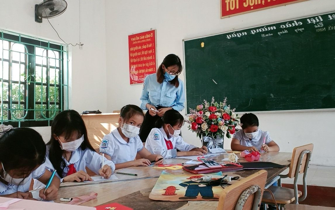 Cô Ngọc vinh dự là một trong những giáo viên trẻ nhận danh hiệu "Nhà giáo trẻ tiêu biểu 2022" của Trung ương Đoàn với những thành tích nổi bật trong giảng dạy và hoạt động xã hội. Ảnh: NVCC Cô Ngọc vinh dự là một trong những giáo viên trẻ nhận danh hiệu "Nhà giáo trẻ tiêu biểu 2022" của Trung ương Đoàn với những thành tích nổi bật trong giảng dạy và hoạt động xã hội. Ảnh: NVCC