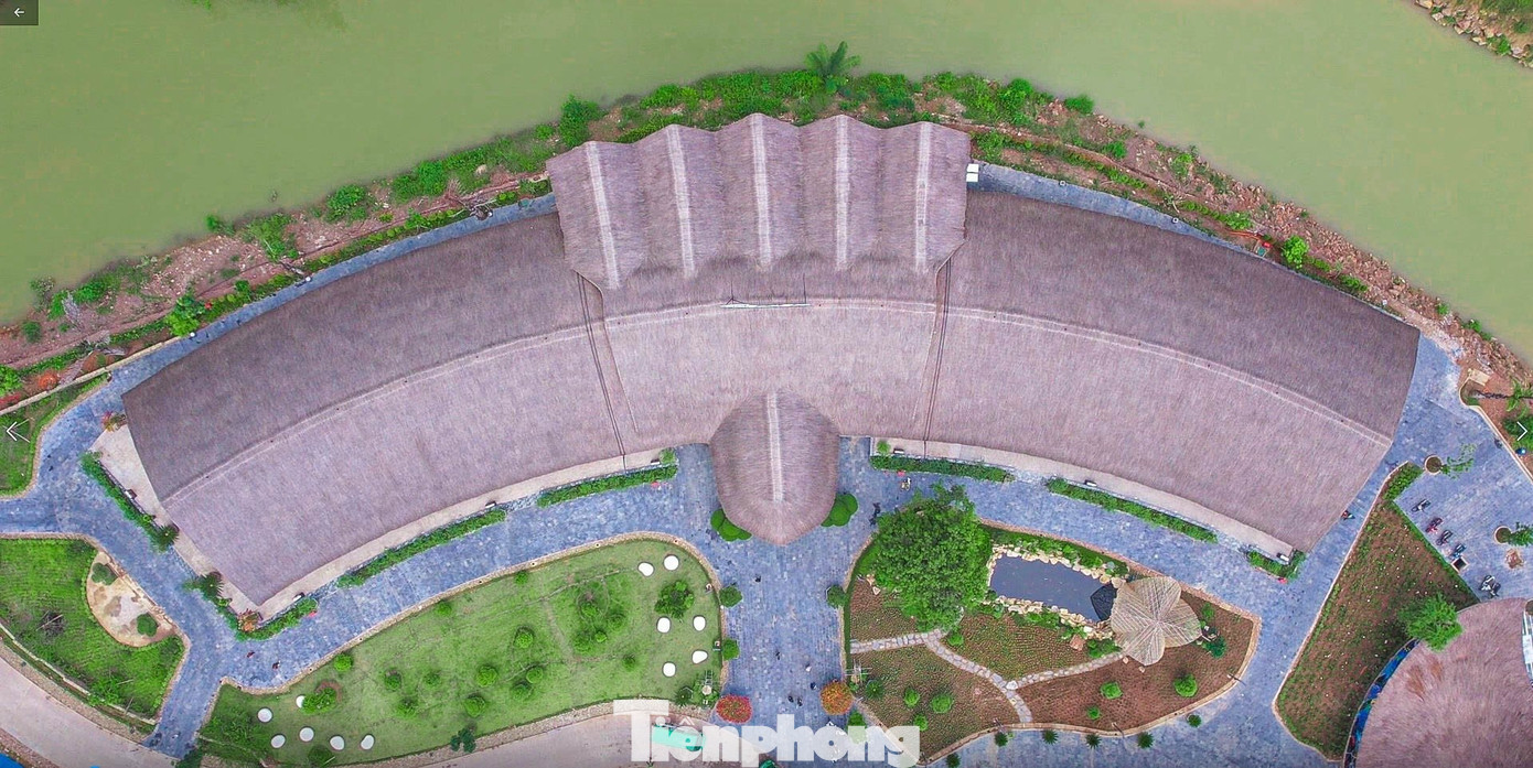 Nhà tre Tabamboo nhìn từ trên cao xuống. Đây là một trong những kiến trúc nổi bật thuộc khu du lịch Mộc Châu Island (tỉnh Sơn La).