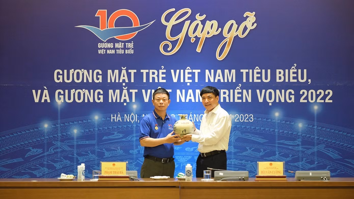 Nhà báo Phùng Công Sưởng - Phó Tổng Biên tập báo Tiền Phong tặng quà lưu niệm cho Tổng Thư ký Quốc hội, Chủ nhiệm Văn phòng Quốc hội Bùi Văn Cường. Nhà báo Phùng Công Sưởng - Phó Tổng Biên tập báo Tiền Phong tặng quà lưu niệm cho Tổng Thư ký Quốc hội, Chủ nhiệm Văn phòng Quốc hội Bùi Văn Cường.